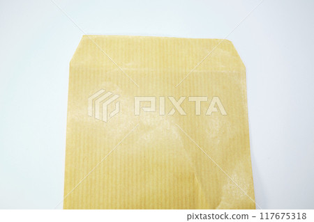 簡單的棕色信封 117675318