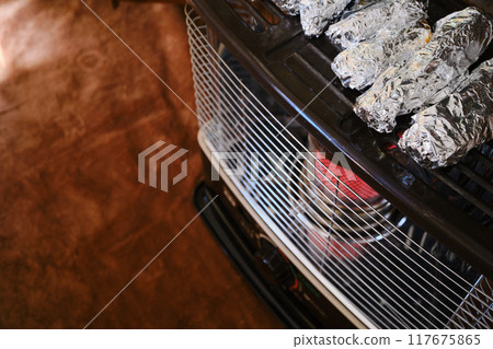 在油爐上烤土豆 在油爐上烤土豆 117675865