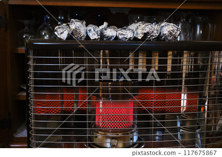 爐子上烤的土豆 117675867