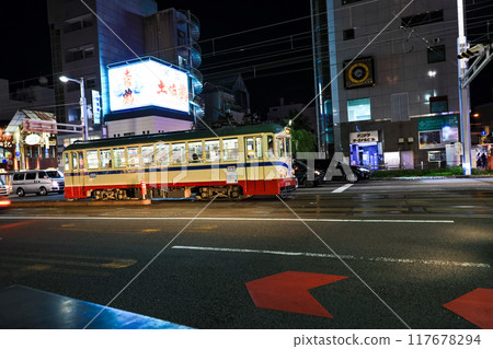 夜間穿越高知市的電車和城市巴士 117678294