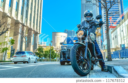 Drive through the city of Yokohama with a cruiser bike Film-like processing Drive through the city of Yokohama with a cruiser bike Film-like processing 117678312
