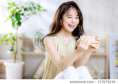 Smartphone female 117679230