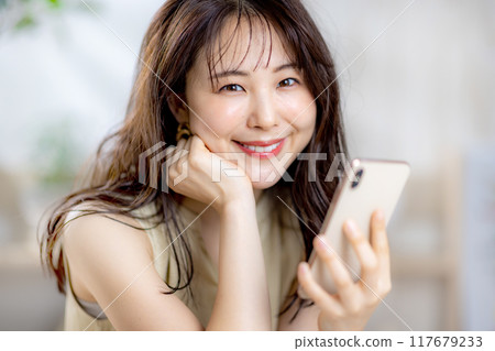 Smartphone female Smartphone female 117679233