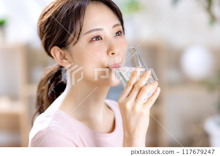 年輕女子喝水 117679247