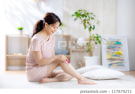 A woman who shaves her shank hair 117679251