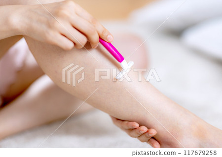 一個刮她的小腿毛的女人 117679258
