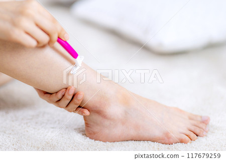 A woman who shaves her shank hair 117679259