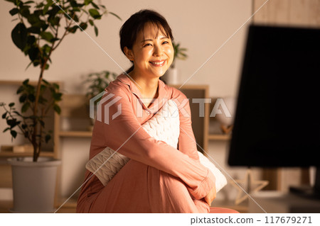 晚上在客廳看電視的女人 117679271