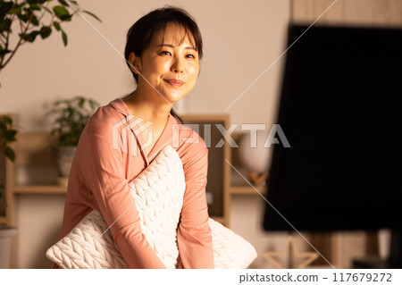 晚上在客廳看電視的女人 117679272