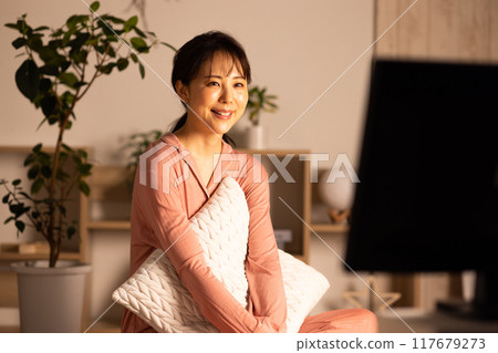 晚上在客廳看電視的女人 117679273