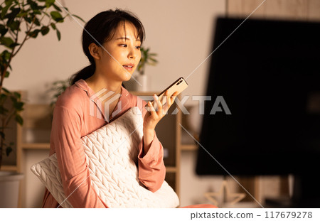 年輕女子晚上打電話 117679278