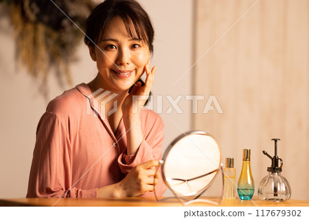 一名年輕女子正在做皮膚護理 117679302