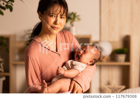 媽媽晚上抱著孩子哭 117679308