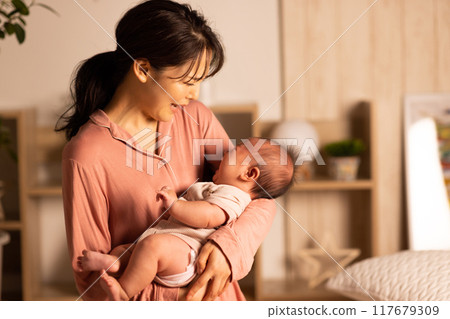 媽媽晚上抱著孩子哭 117679309