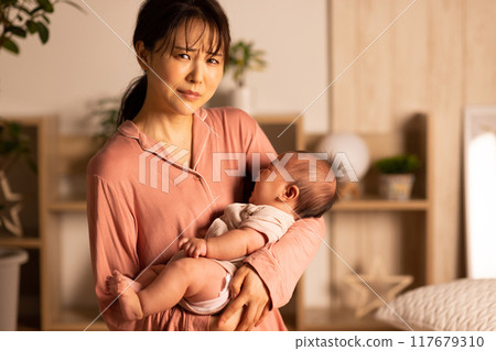 媽媽晚上抱著孩子哭 117679310