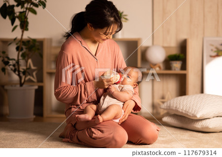 媽媽抱著一個嬰兒 117679314