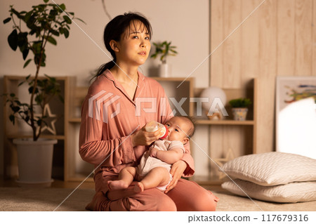 媽媽抱著一個嬰兒 117679316