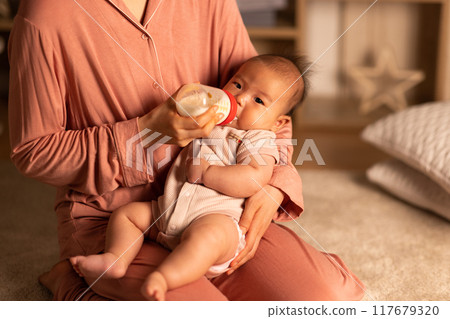 媽媽抱著一個嬰兒 117679320