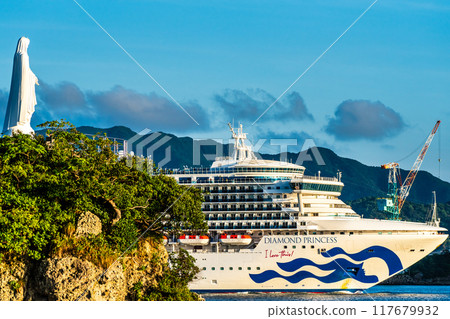 客船從長崎港出發 神之島海角上的鑽石公主號和瑪麗雕像【長崎市】 117679932