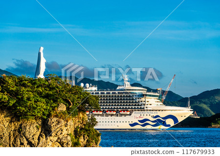 客船從長崎港出發 神之島海角上的鑽石公主號和瑪麗雕像【長崎市】 117679933