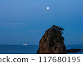 黎明前的大岩石和白色的船 117680195