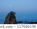 月亮、岩石和平靜的大海 117680196