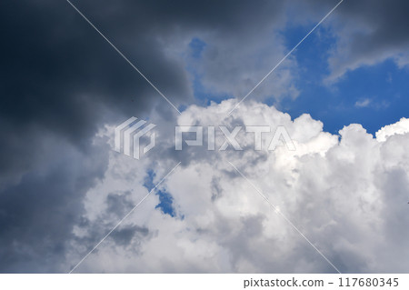 夏天的天空變得多雲 夏天的天空變得多雲 117680345