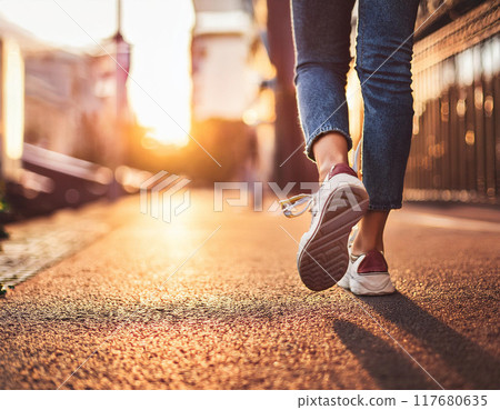 穿著運動鞋行走的女人的腳（精力充沛，年輕，孤獨，腳，早晨的陽光，日落，背光） 117680635