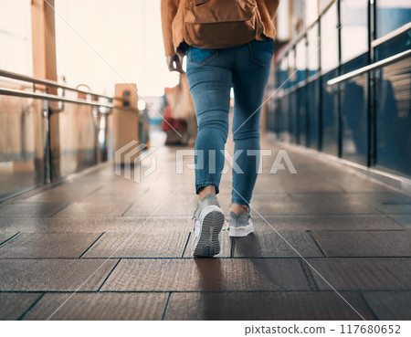 穿著運動鞋行走的女人的腳（精力充沛，年輕，孤獨，腳，早晨的陽光，日落，背光） 117680652