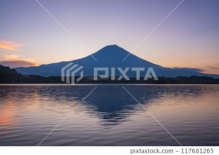 [Shizuoka Prefecture] Mt. Fuji as seen from Lake Tanuki at sunrise 117681265