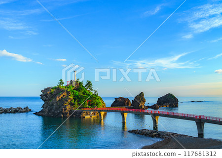 【日本海】沐浴在朝陽下的弁天岩【糸魚川市】 【日本海】沐浴在朝陽下的弁天岩【糸魚川市】 117681312