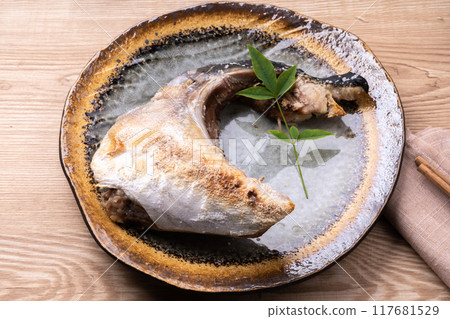 Salt-grilled yellowtail jaw 117681529