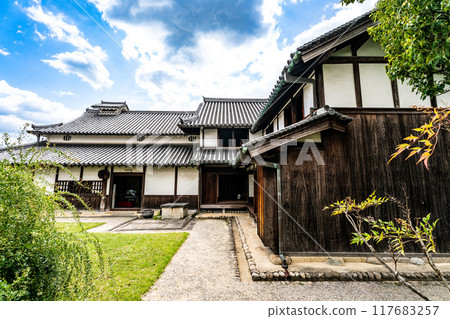 【傳統建築群重要保護區】大阪府敦田林市寺內町敦田林原杉山宅邸、門屋、鐮屋1號 117683257