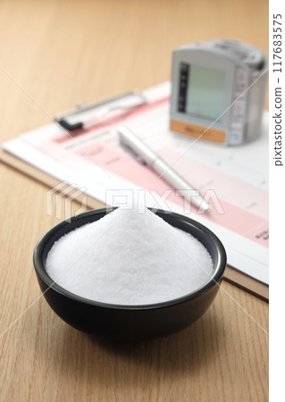 盤子上的鹽高血壓圖像 117683575