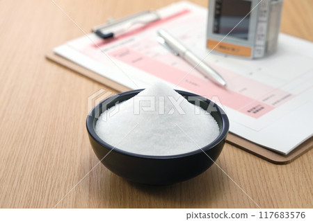 盤子上的鹽高血壓圖像 117683576