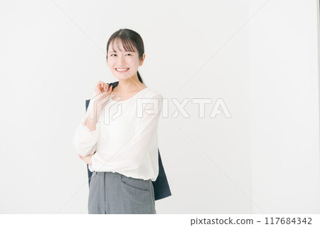 肩上穿西裝外套的女人 肩上穿西裝外套的女人 117684342