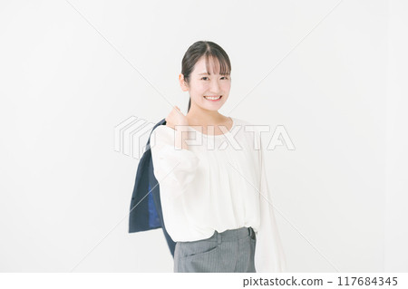 肩上穿西裝外套的女人 117684345