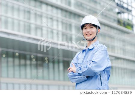 一個戴著頭盔和工作服的男人 117684829