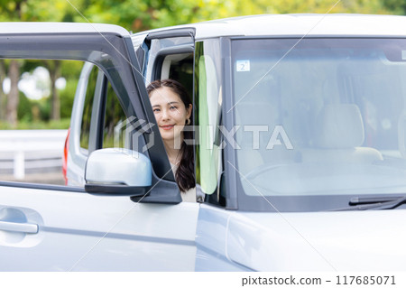 進入汽車的年輕女子 117685071
