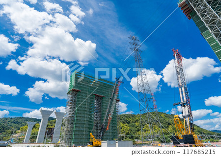 大阪府新名神高速公路、淀川右岸盛夏高槻高架橋施工 117685215