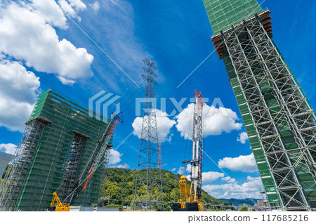 大阪府新名神高速公路、淀川右岸盛夏高槻高架橋施工 117685216