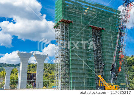 大阪府新名神高速公路、淀川右岸盛夏高槻高架橋施工 大阪府新名神高速公路、淀川右岸盛夏高槻高架橋施工 117685217