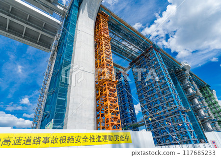 Osaka Prefecture, Shin-Meishin Expressway, Takatsuki Viaduct construction on the right bank of the Yodo River in midsummer 117685233