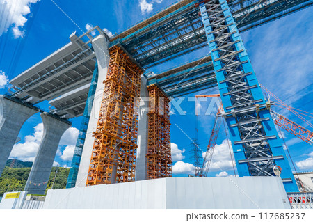 大阪府新名神高速公路、淀川右岸盛夏高槻高架橋施工 117685237
