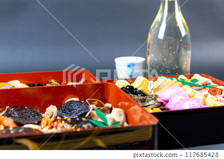 備有時令菜餚和金箔清酒 備有時令菜餚和金箔清酒 117685428