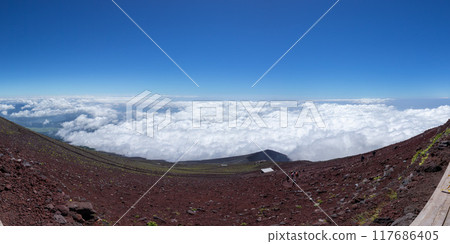 富士山御殿場線～從八合目山間小屋前看到的雲海和寶榮山 117686405