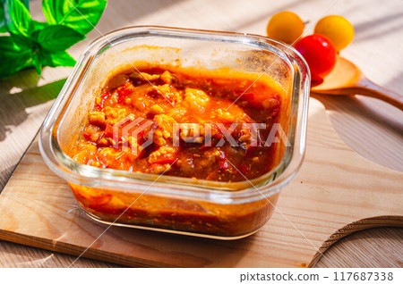 Making waterless curry in the microwave Making waterless curry in the microwave 117687338