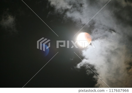 月亮在雲層之上 月亮在雲層之上 117687966