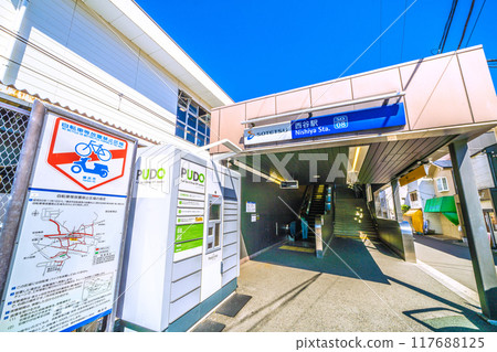 日本橫濱城市景觀，八月。相鐵 西谷站南口等景觀前面是個送貨櫃 117688125