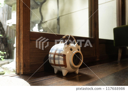 日本老房子玄關夏季蚊香豬蚊香架 117688986